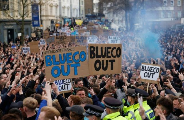 不满运营策略，切尔西球迷聚集抗议：BlueCo滚出去！